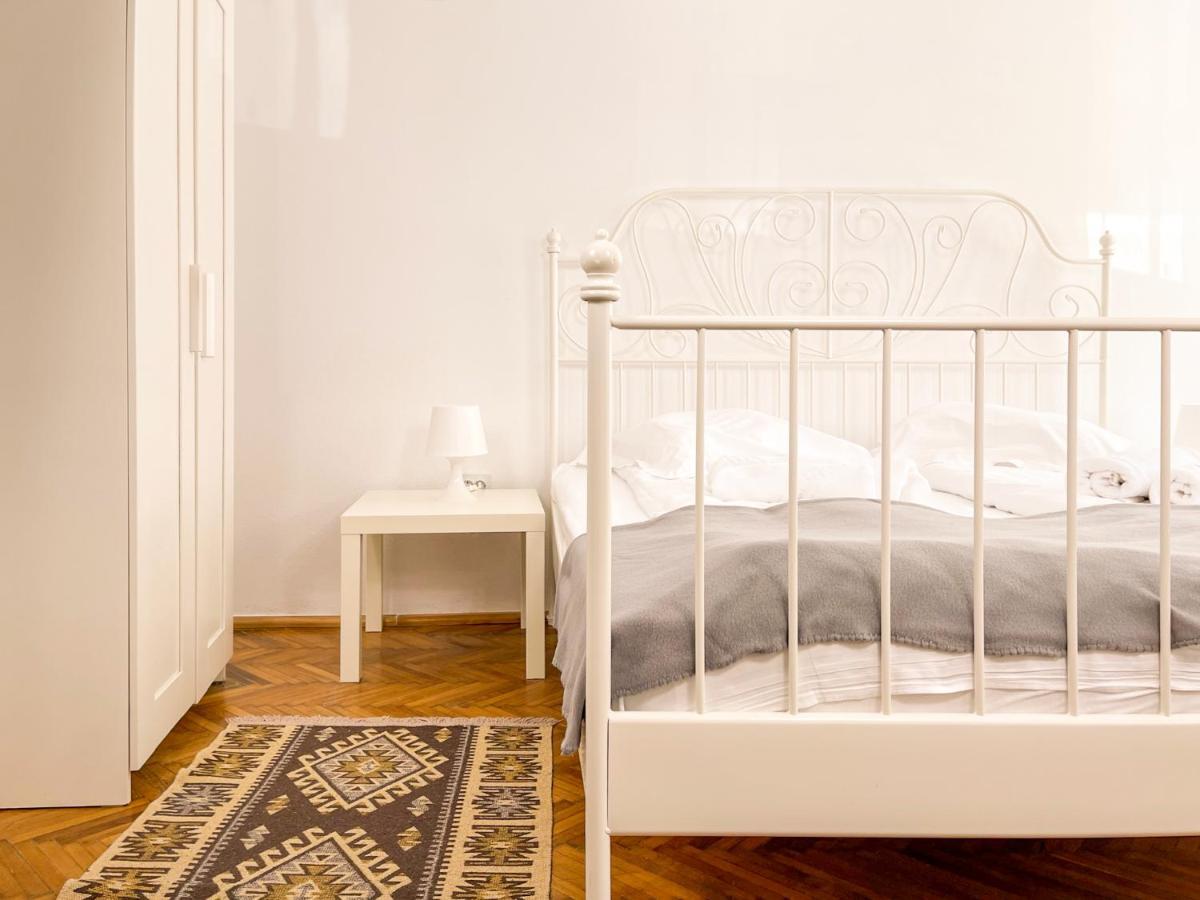 White Moon Apartment Брашов Екстериор снимка