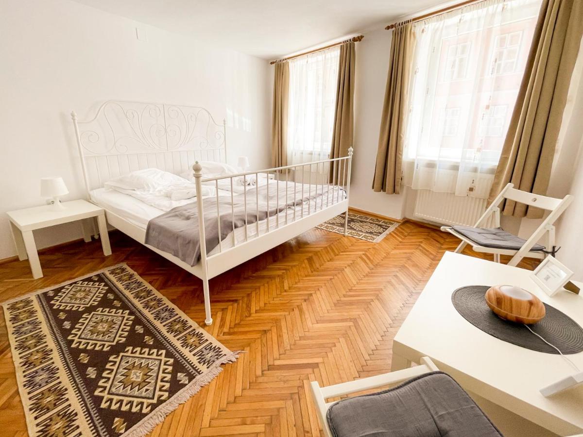 White Moon Apartment Брашов Екстериор снимка
