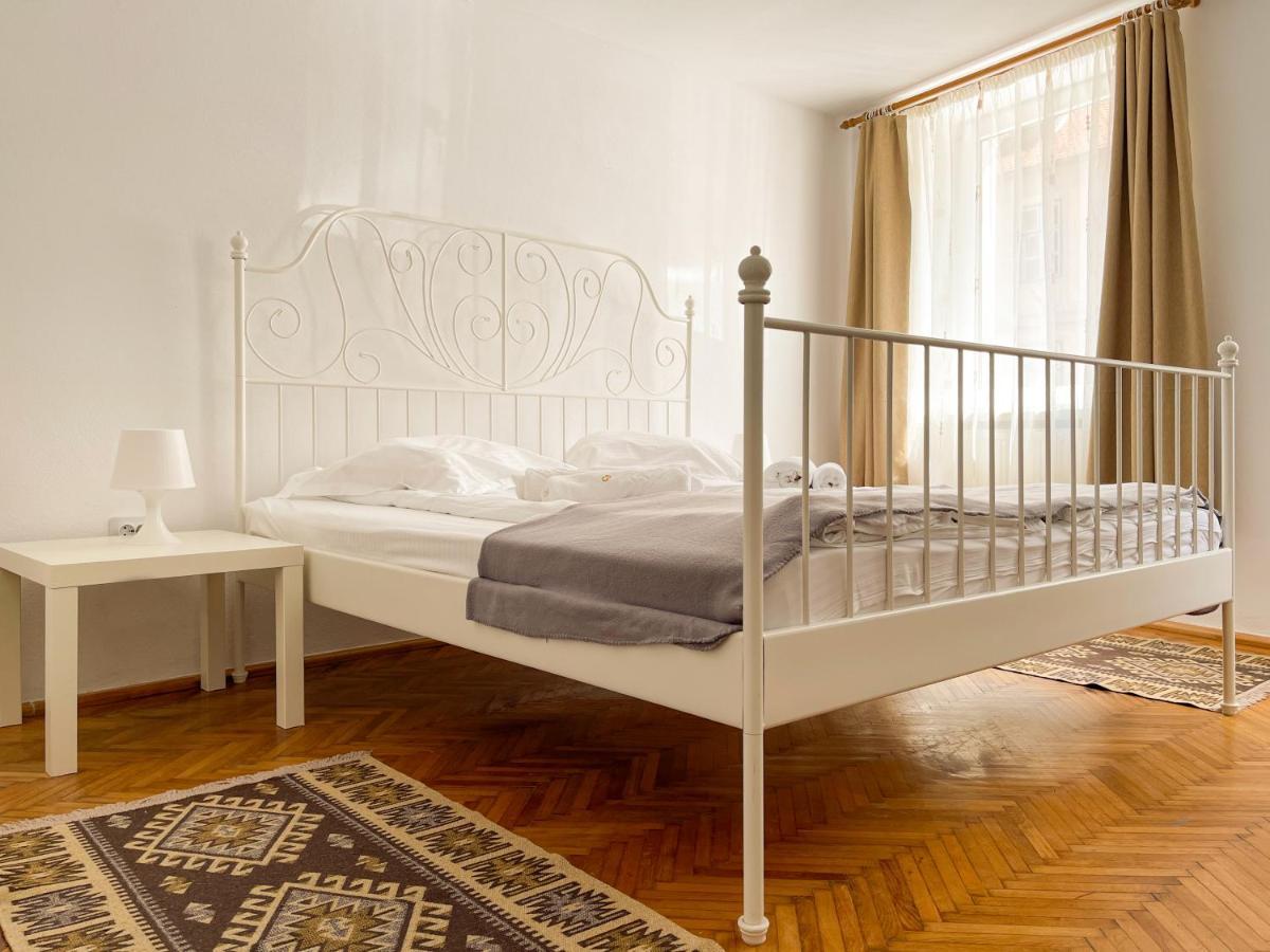 White Moon Apartment Брашов Екстериор снимка